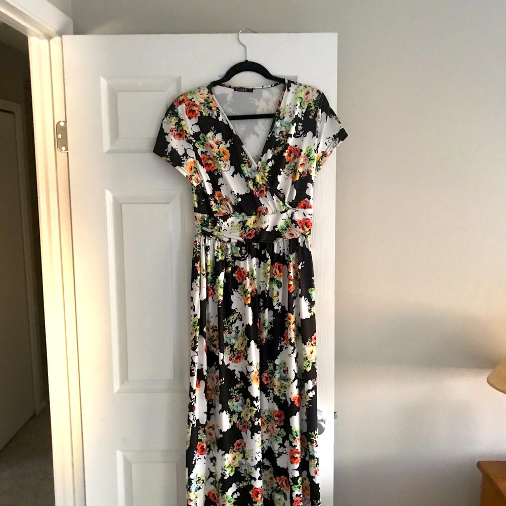 Floral maxi dress with capped sleeve. Size large. Good condition.